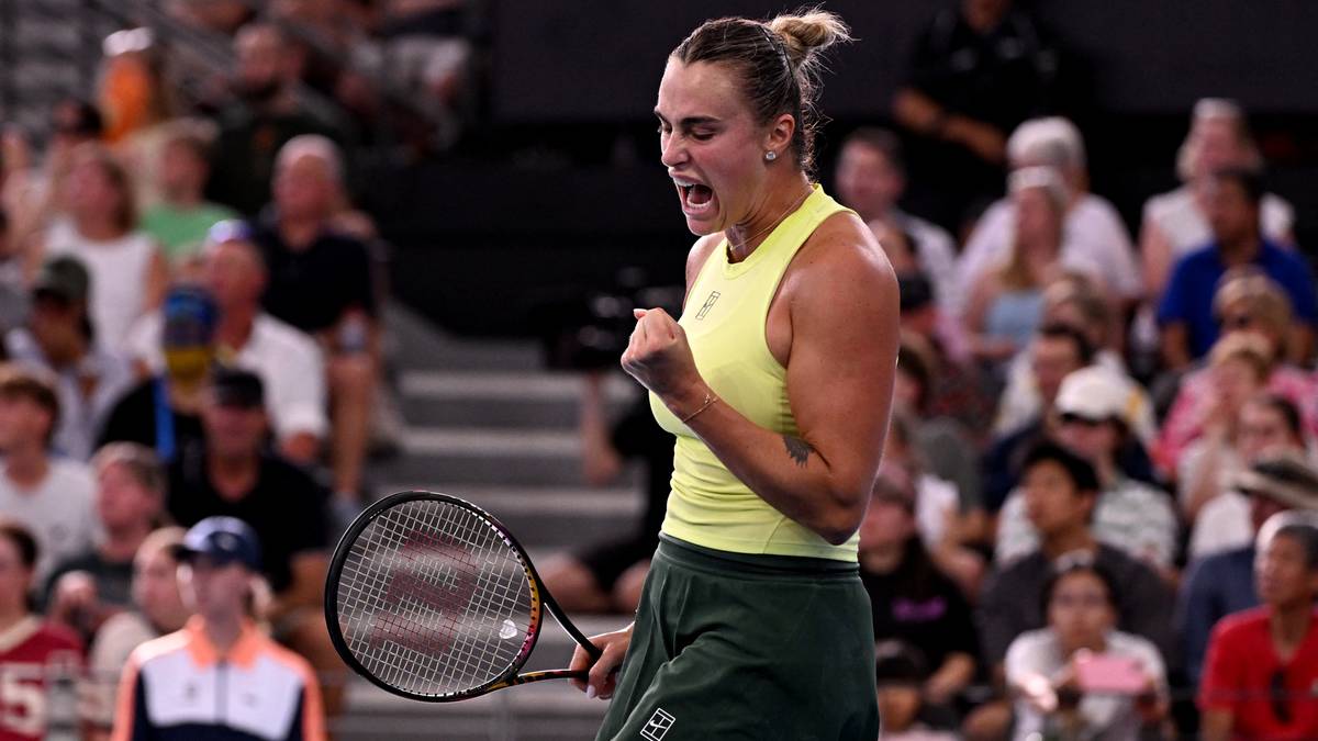 Aryna Sabalenka świętująca zwycięstwo na korcie tenisowym, trzymając rakietę.