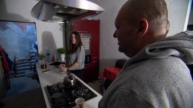 Żyli bez wody i prądu, a kupionej działki nie dostali. „Cud” po reportażu