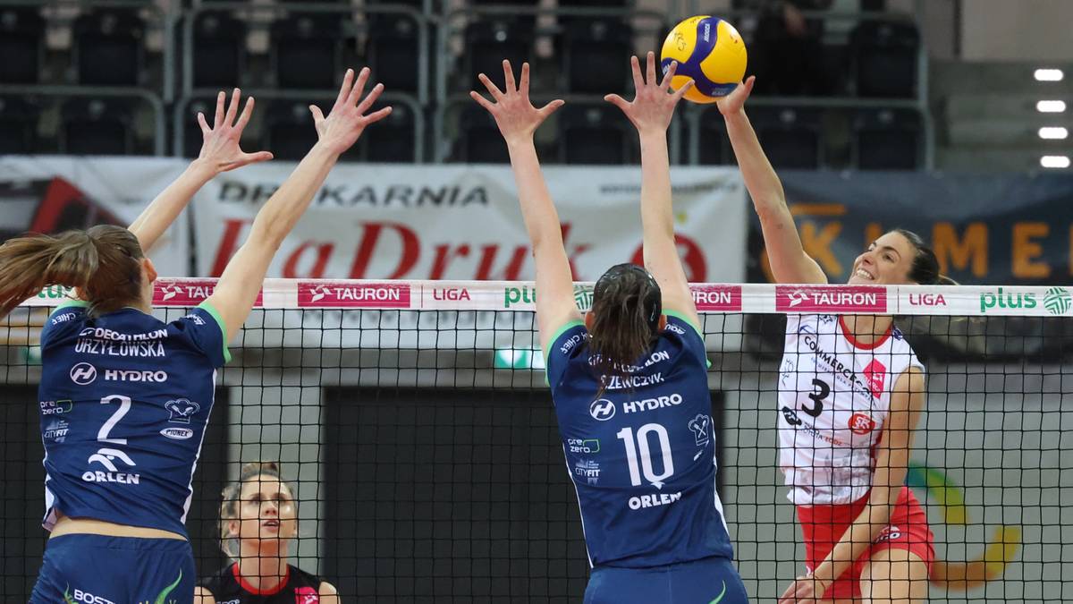 Siatkarki w akcji przy siatce podczas meczu siatk&oacute;wki.