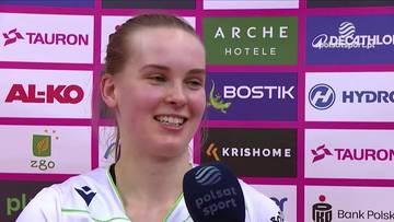 Uśmiechnięta Martyna Borowczak, siatkarka, na tle ścian z logo sponsor&oacute;w sportowych.