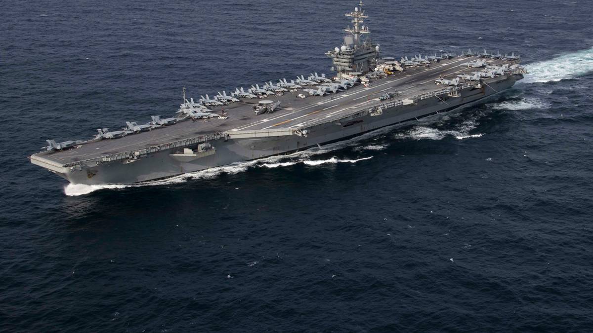 Amerykański lotniskowiec płynie w kierunku Iranu. "Wszystkie opcje na stole"