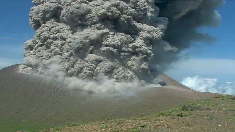 Erupcja wulkanu Telica w Nikaragui. Fot. Twitter / @VOLCANESCR.