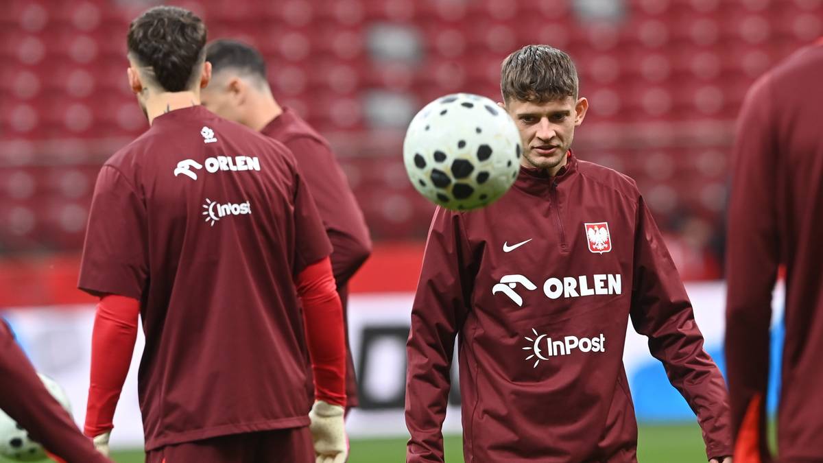 Sebastian Szymański podczas treningu z piłką.