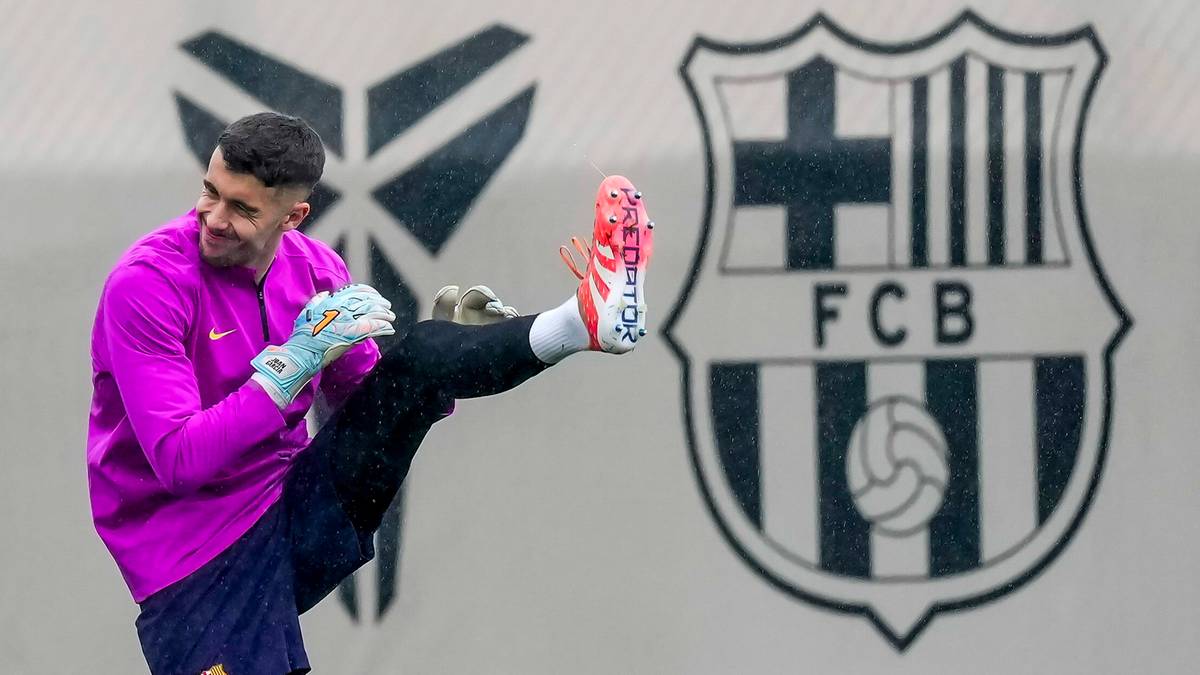 Piłkarz wykonuje ćwiczenie rozciągające przed herbem FC Barcelony.