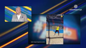 Mężczyzna w garniturze podczas wywiadu, a obok fragment wideo z mężczyzną rzucającym piłką w hali sportowej.