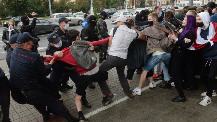 "Zostawcie dziecko!", "Hańba!". OMON brutalnie zatrzymuje studentów w Mińsku