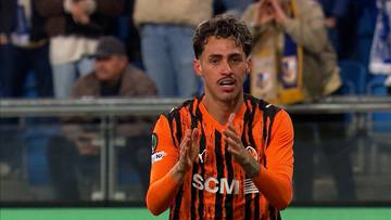 Piłkarz Szachtara Donieck w pomarańczowo-czarnej koszulce z numerem 23, Marlon Gomes, z dłońmi złożonymi w geście radości po zdobyciu bramki.