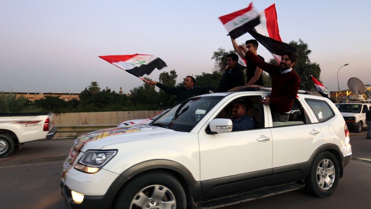 Dzień wolny z okazji zwycięstwa nad Państwem Islamskim. Flagi i kwiaty w Iraku