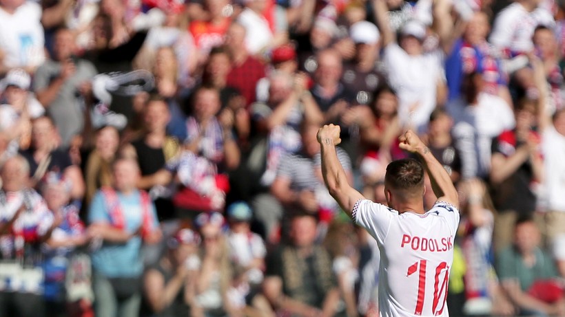 Lukas Podolski pojechał pociągiem z kibicami na mecz do Wrocławia! (ZDJĘCIA)