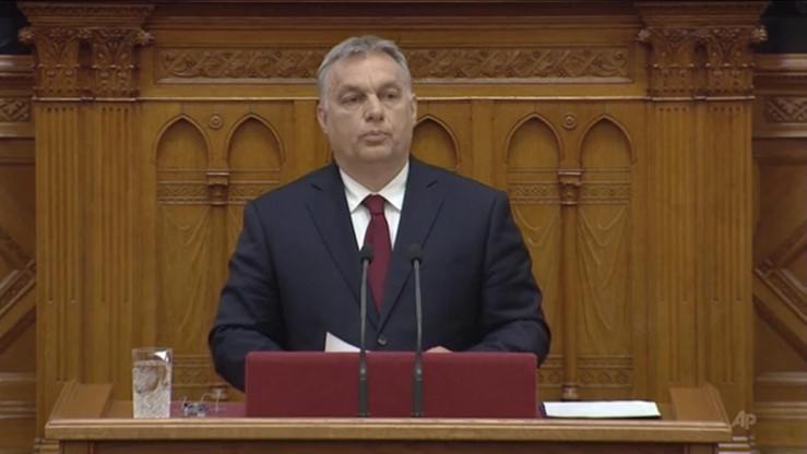 Kary za pomoc nielegalnym imigrantom i poprawka o zgromadzeniach. Orbán chce zmienić konstytucję