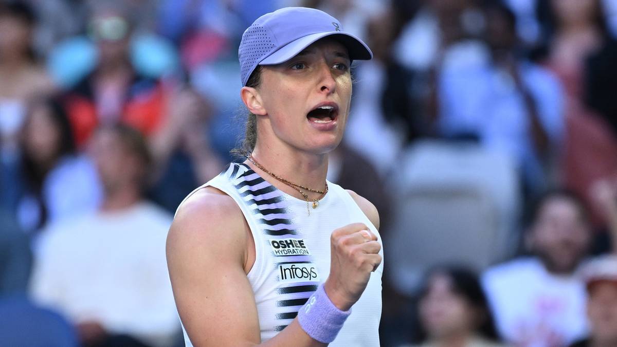 Iga Świątek, polska tenisistka, podczas meczu, skupiona, zaciśnięta pięść, czapka z daszkiem.