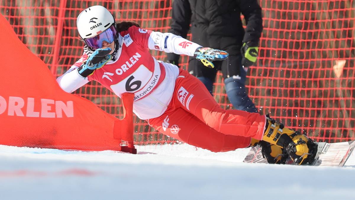 Zawodniczka narciarstwa dowolnego w czerwono-białym stroju z numerem 6 na piersi, pochylona podczas zjazdu.