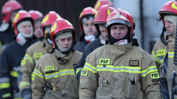 Strażacy w Szczyrku cały czas pracują ręcznie, ale prace przyspieszyły