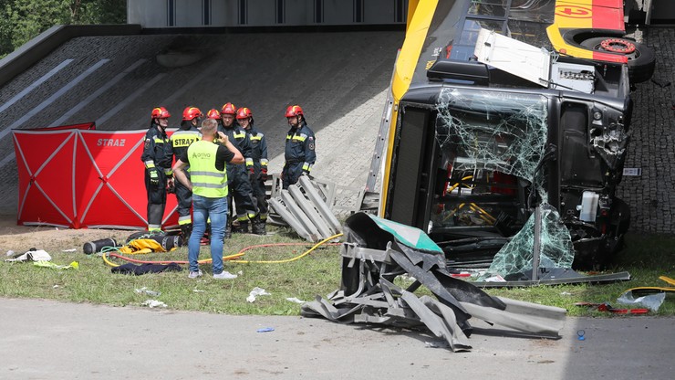 Wypadek autobusu w Warszawie. Ekspert o możliwych przyczynach