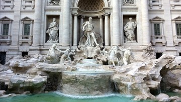 Oglądanie fontanny di Trevi bez zatrzymywania się. Pomysł władz Rzymu