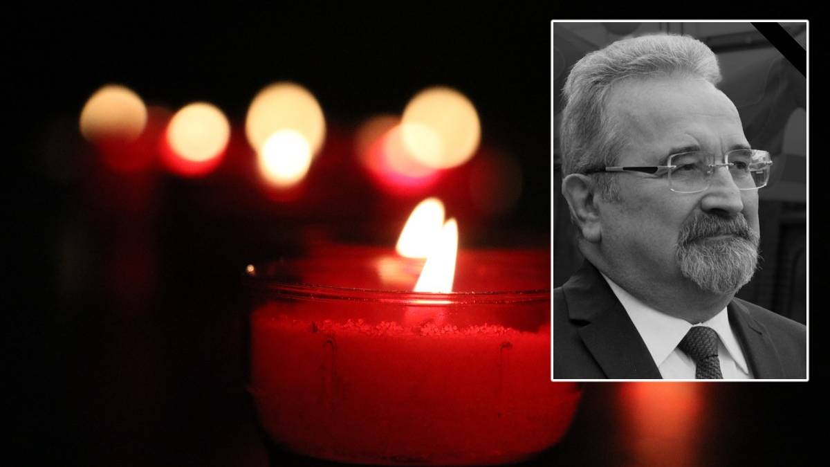 Portret Mariana Korala na tle zapalonej czerwonej świecy.