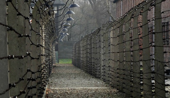 Turysta z Irlandii odpowie za niszczenie Muzeum Auschwitz. Wydrapał swoje imię na jednym z baraków