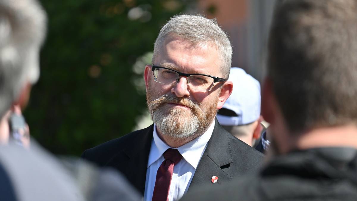 Grzegorz Braun stanie przed sądem. Akt oskarżenia obejmuje siedem zarzutów