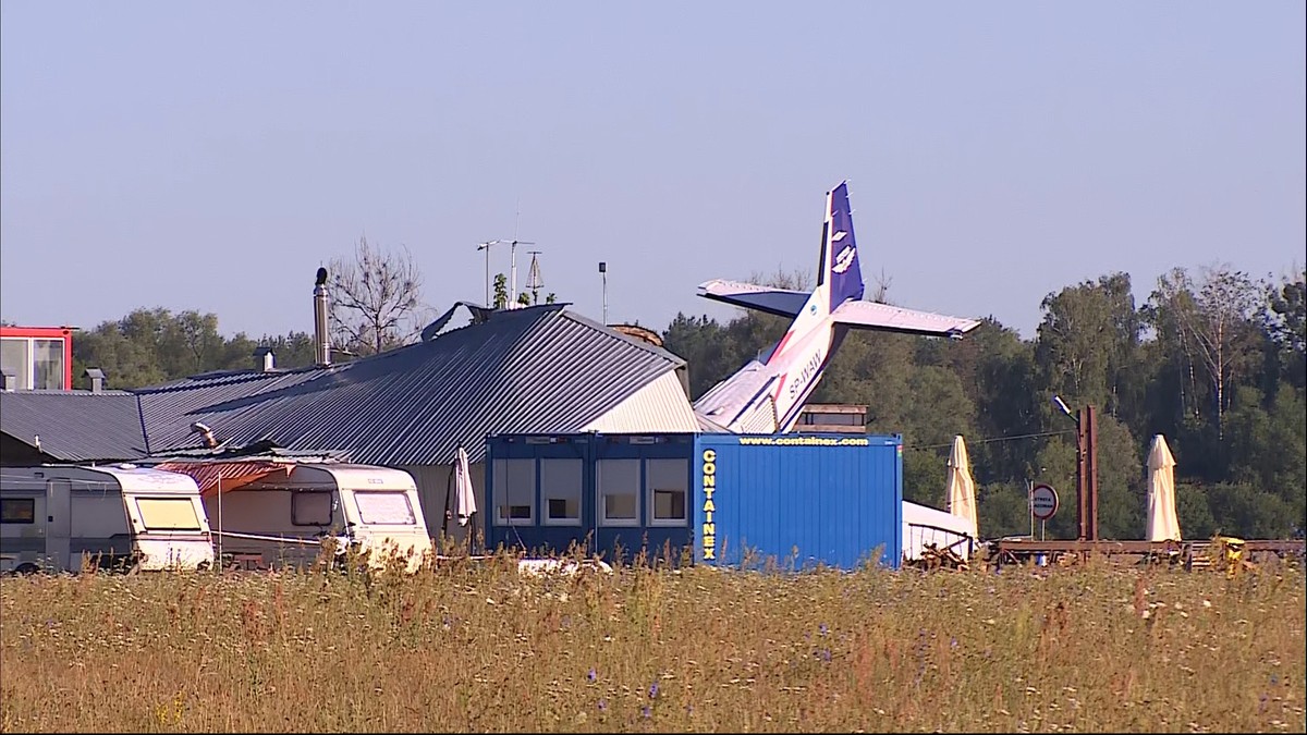 Samolot runął na hangar koło Nasielska. Pięć osób nie żyje, osiem jest rannych