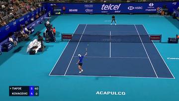 Mecz tenisa ziemnego, zawodnik serwuje na niebieskim korcie, widoczny wynik meczu.