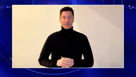 Robert Lewandowski w czarnym golfie, stojący przed jasnym tłem.