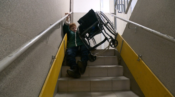"Interwencja": Niepełnosprawna kontra spółdzielnia. "Kubły na śmieci są ważniejsze"