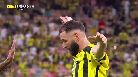 Piłkarz w ż&oacute;łto-czarnej koszulce, Al-Ittihad 1:0 Al Shabab, skr&oacute;t meczu.