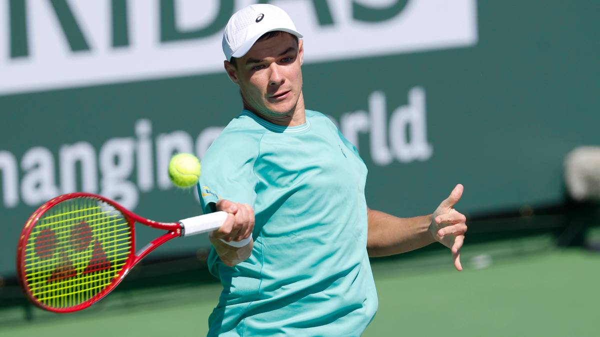 Tenisista w akcji z rakietą tenisową