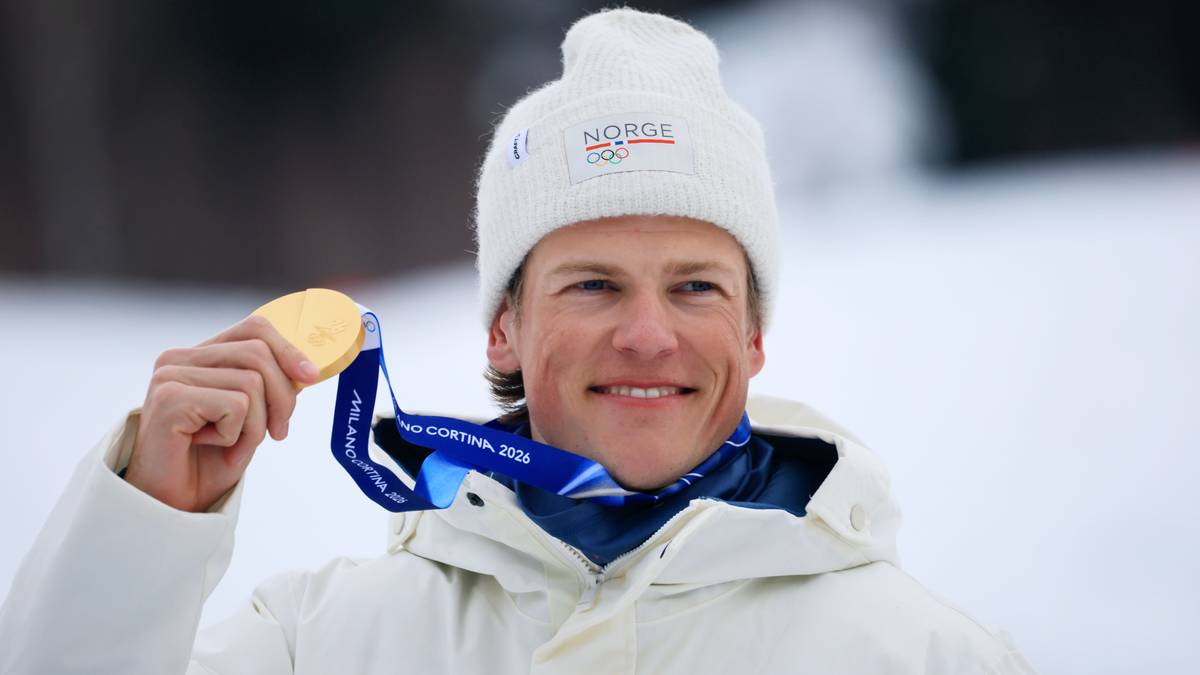 Portret narciarza biegowego Johannes Klaebo, trzymającego złoty medal na smyczy.