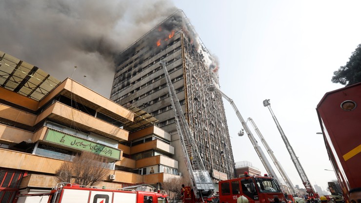 Wieżowiec zawalił się, gdy strażacy próbowali ugasić pożar. 30 osób nie żyje