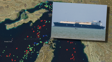 Mapa żeglugowa z zaznaczonymi statkami oraz zbliżenie na statek towarowy LNG.