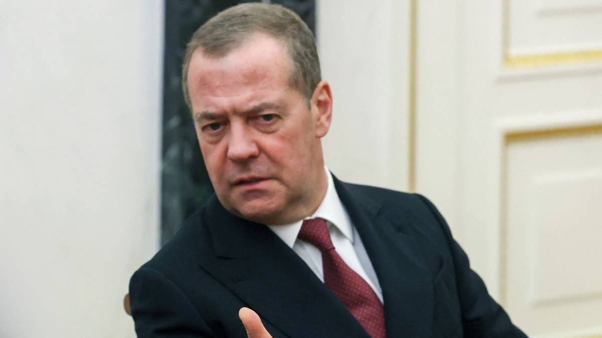 Miedwiediew bez zahamowań straszy Zełenskiego. "Jego głowa zostanie ścięta"