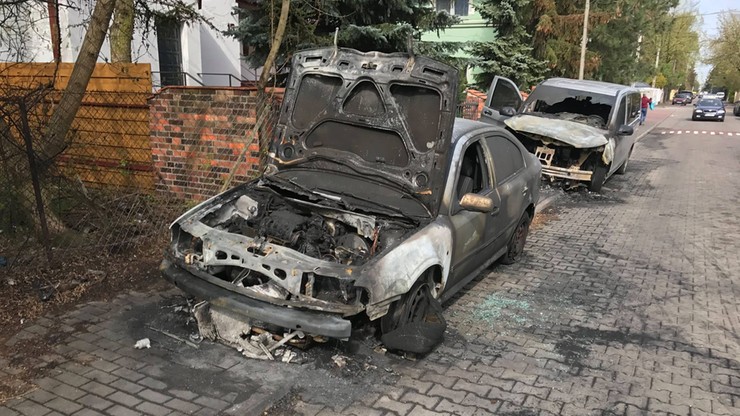 Nocny pożar samochodów w Wilanowie. Spłonęły cztery auta