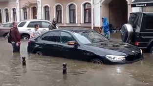 09.07.2022 05:58 Tropikalna ulewa totalnie sparaliżowała Moskwę. Zalane drogi i tunele, pożary budynków [WIDEO]