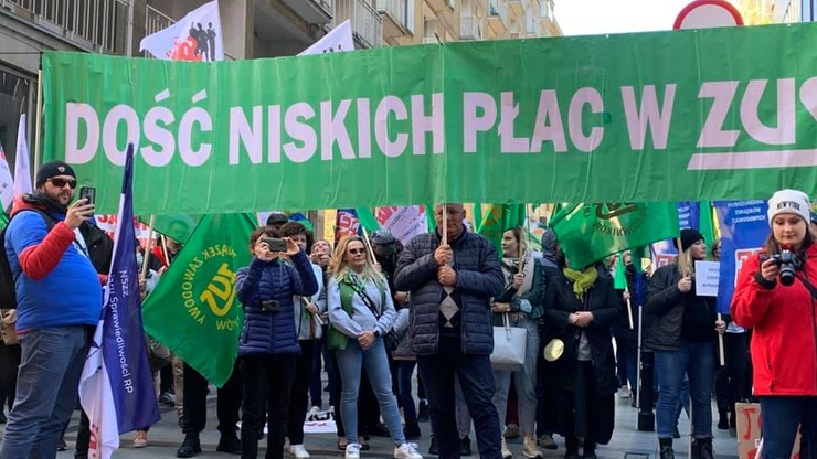Warszawa. Protest pracowników budżetówki. "Żądamy sprawiedliwego wynagrodzenia - nie biedy"