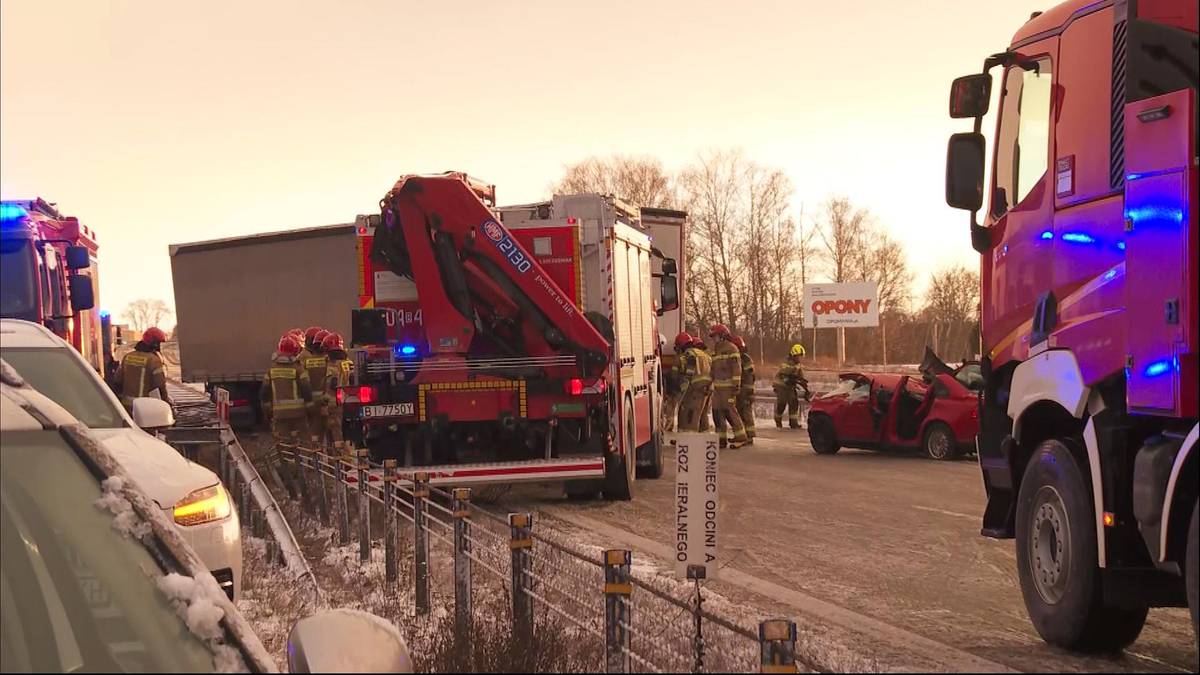 Tragiczny wypadek na ekspresówce. Osobowe auto wbiło się w ciężarówkę