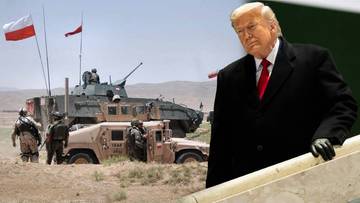 Donald Trump na pierwszym planie, w tle wozy bojowe i żołnierze w terenie.