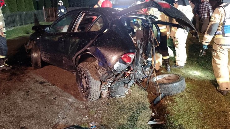 Małopolska: 24-letni kierowca trafił do szpitala. Uderzył autem w ogrodzenie