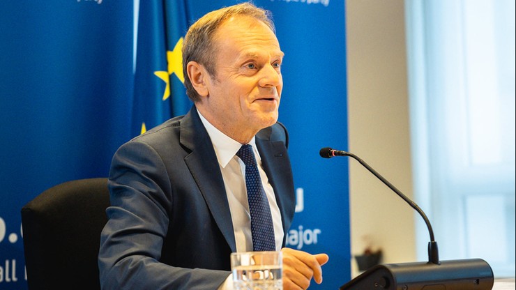 Tusk: traktują Unię jak bankomat, ale nawet karty nie potrafią włożyć