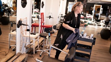 Bogate kobiety przyjeżdżają do Szwecji, by skorzystać z usług fryzjera