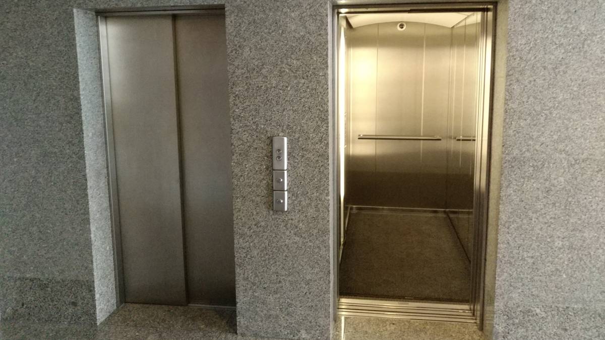 Utknęła w windzie na 16 godzin. Mieszkanka Łodzi przeżyła koszmar