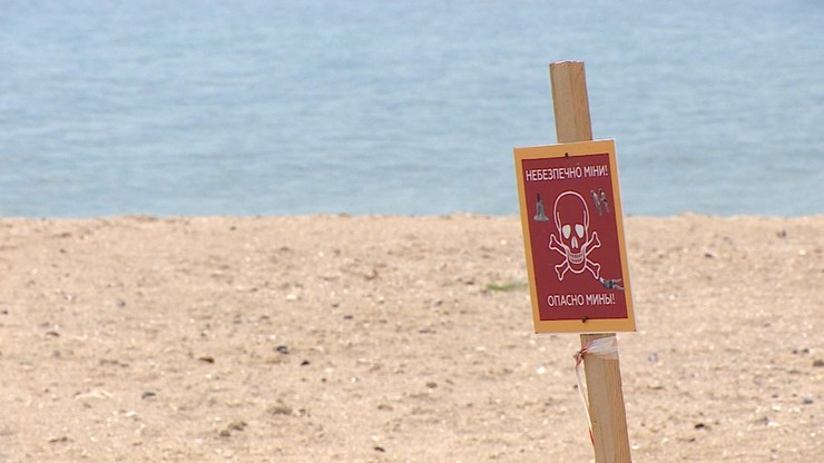 Ukraina. Mężczyźni mimo zakazu poszli na plażę. Podczas kąpieli trafili na minę