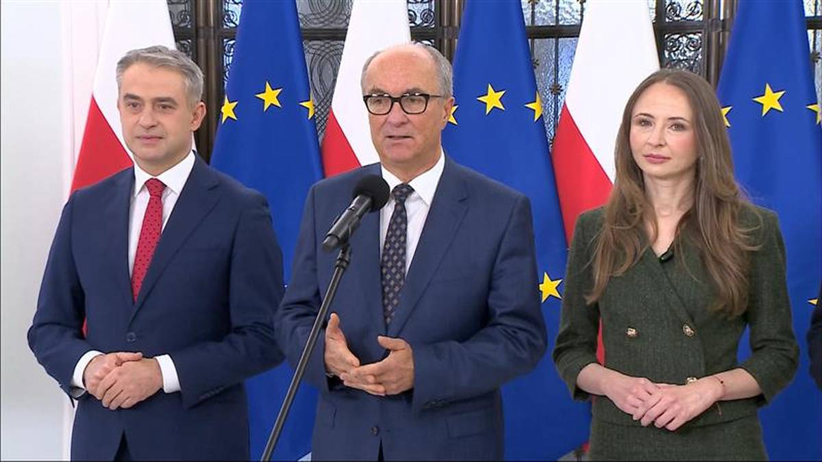 Włodzimierz Czarzasty przemawia podczas konferencji prasowej w Sejmie w otoczeniu innych polityków Lewicy.