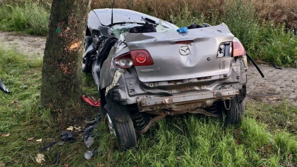 Tragiczny wypadek nieopodal Grodziska Wlkp. Nie żyją dwaj młodzi mężczyźni