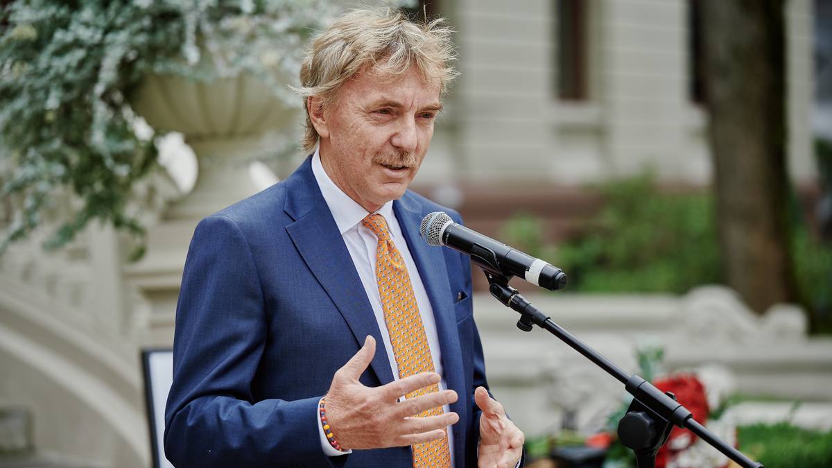 Zbigniew Boniek przemawia przy m&oacute;wnicy.