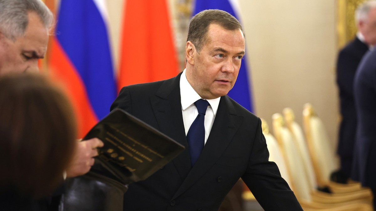 Medvedev comments on Biden’s decision: a desperate old man
