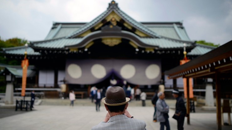 Japonia: premier Abe ofiarował tradycyjne drzewko świątyni Yasukuni