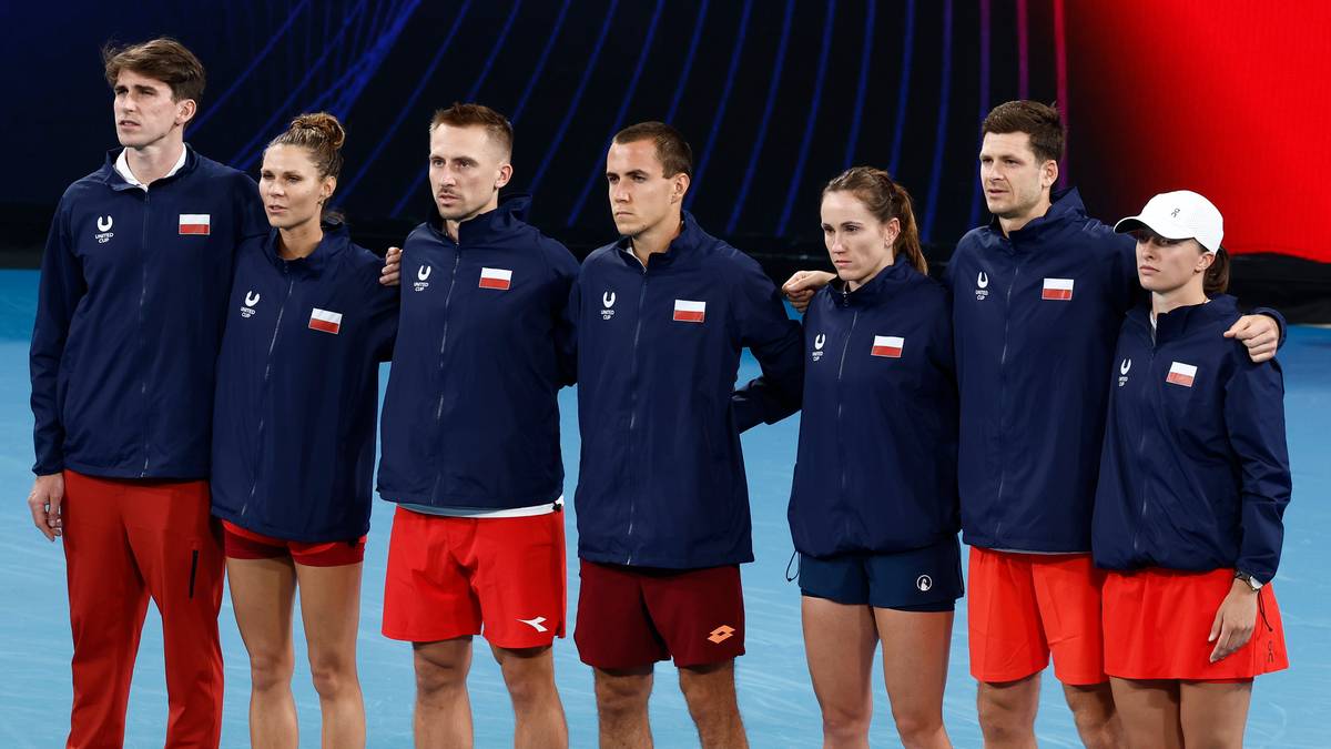 Sześcioro polskich tenisist&oacute;w w strojach sportowych z biało-czerwonymi elementami.