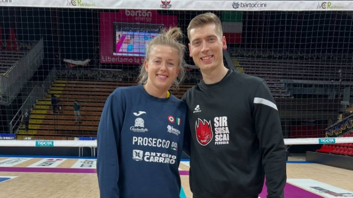 Joanna Wołosz i Michał Semeniuk pozują do wspólnego zdjęcia na boisku siatkarskim.