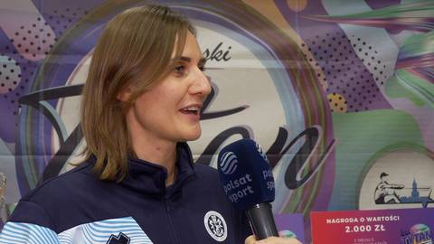 Joanna Hentka, uśmiechnięta, w ciemnej bluzie sportowej z niebieskimi elementami, udziela wywiadu, trzymając mikrofon Polsat Sport.